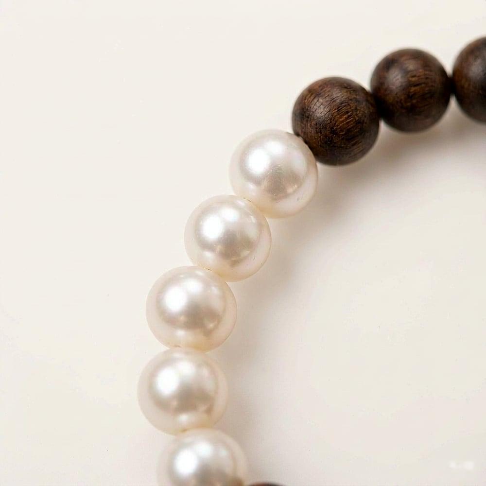 Handmade Natural Freshwater Pearl & Agarwood Bracelet — product photo 2