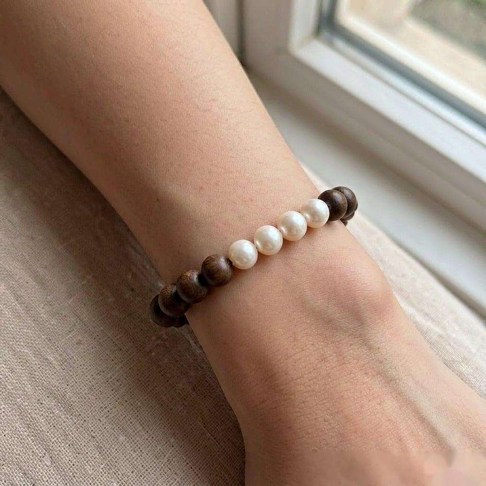 Handmade Natural Freshwater Pearl & Agarwood Bracelet — product photo 3